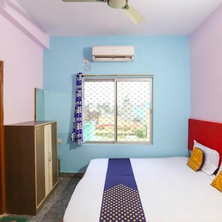 Hotel Alaka Puri Bagian luar foto