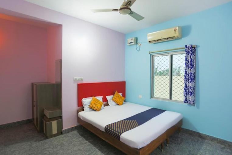 Hotel Alaka Puri Bagian luar foto
