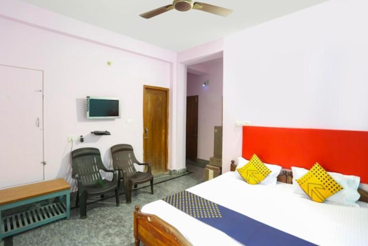 Hotel Alaka Puri Bagian luar foto