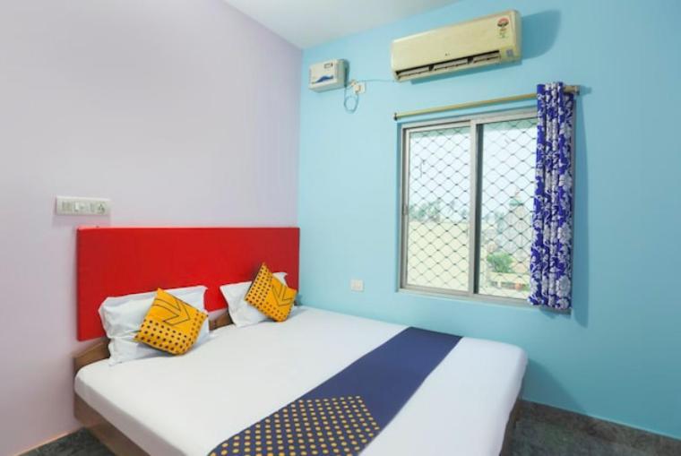 Hotel Alaka Puri Bagian luar foto